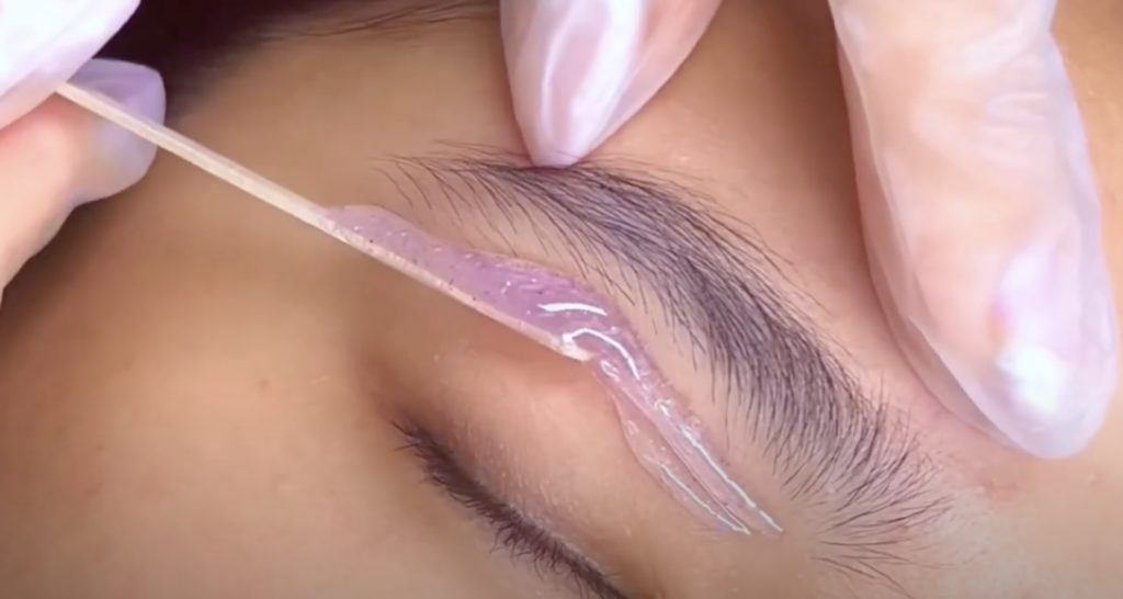 ¿Con qué frecuencia debes depilarte las cejas?